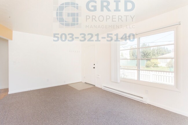 Building Photo - Two Bedroom Bungalow Available in Lents Ne...
