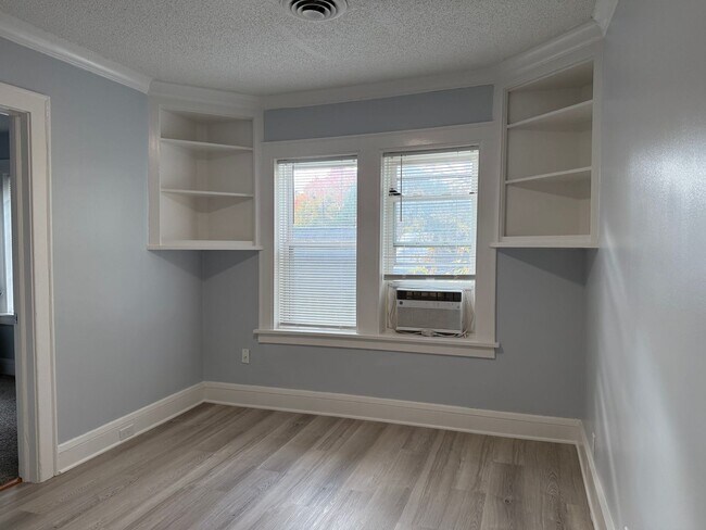 Building Photo - 1507 N Newton Ave