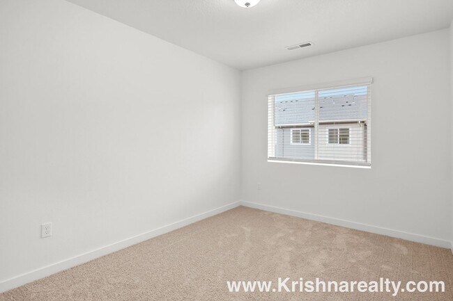 Building Photo - Beautiful 2021 Modern Build | 3 Bed | 2.5 Bath | Stylish Townhome in Laurel Woods