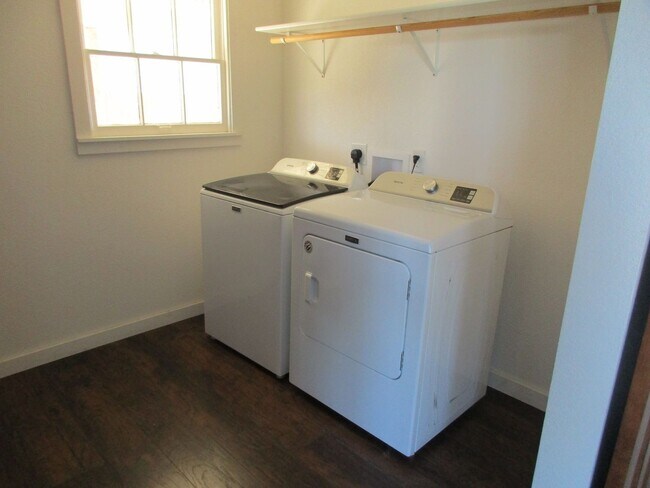 Building Photo - Beautiful 4/3 House for Rent in Lampasas, TX