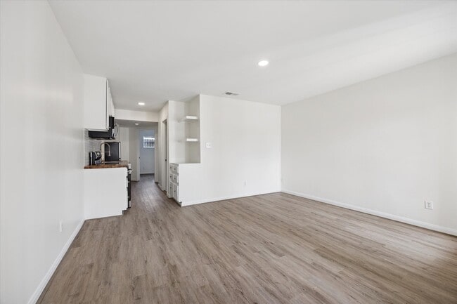 Building Photo - 1011 W 10th St