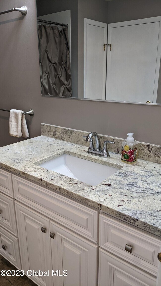 Building Photo - 1006 Greenwich Dr