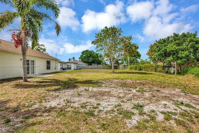 Building Photo - 665 NE Horizon Ln