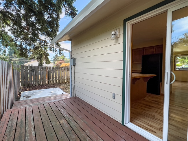 Building Photo - Spacious 3 Bedroom 1 Bath Ranch House  in Milwaukie! Washer and Dryer Included!