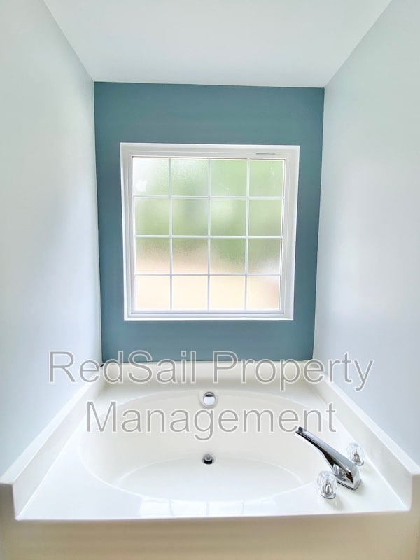 Building Photo - 5800 Montpelier Dr