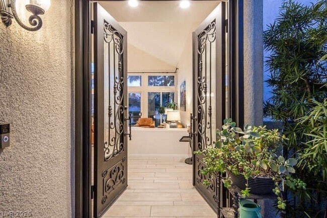 Building Photo - 8856 Rainbow Ridge Dr