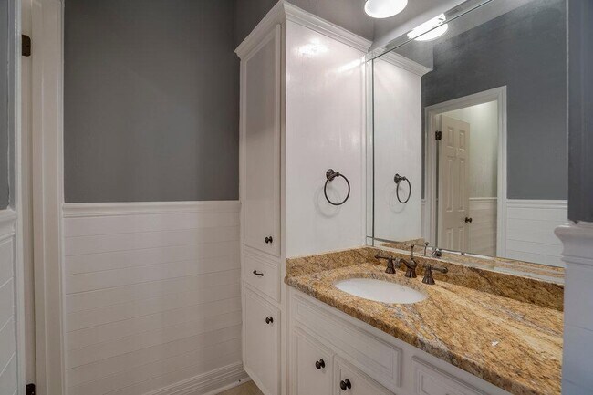 Building Photo - 10200 Treasure Island Dr