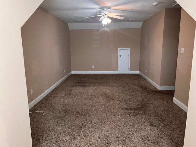 Building Photo - 911 Bryan Cir