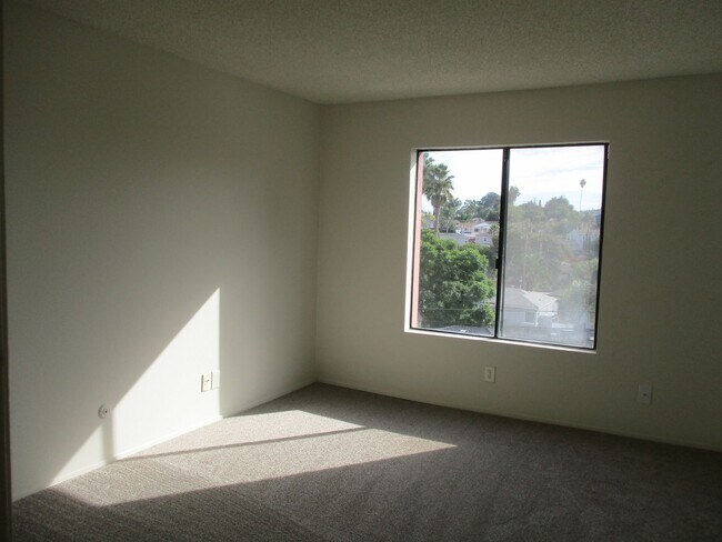 Building Photo - 2 bedroom, 2 bath 3rd floor condo