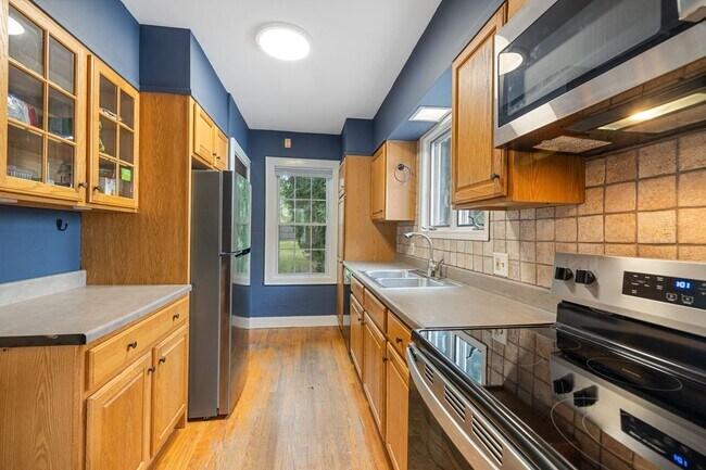 Building Photo - 448 Buckingham Ave