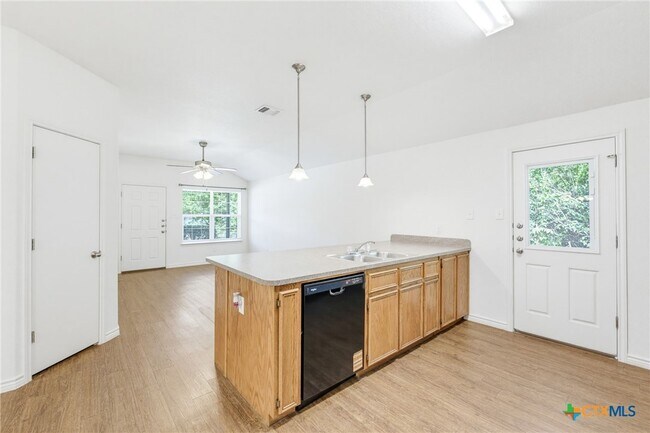 Building Photo - 913 Ashwood Dr