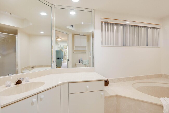 Building Photo - 5279 Fountains Dr S