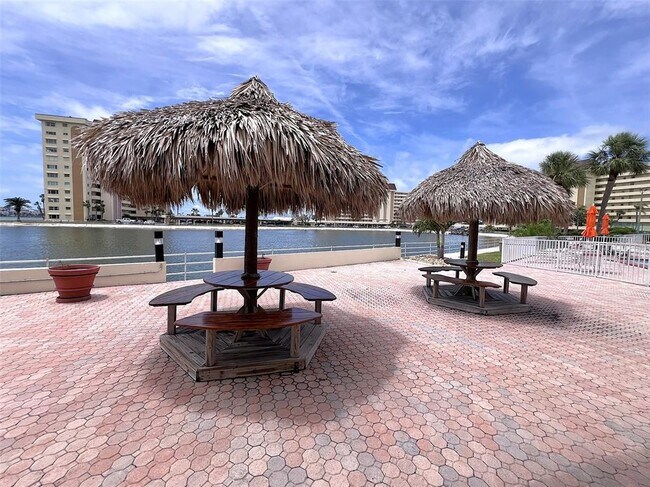 Building Photo - 4775 Cove Cir