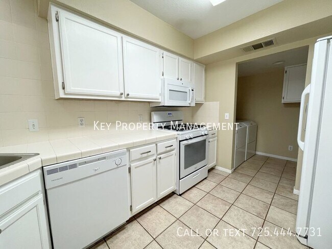 Building Photo - 3 BEDROOM 3 BATH TOWNHOME IN HENDERSON NEA...