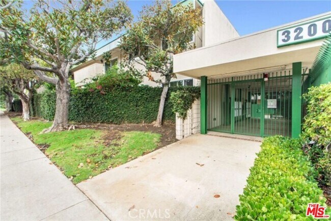 Building Photo - 3200 S Sepulveda Blvd