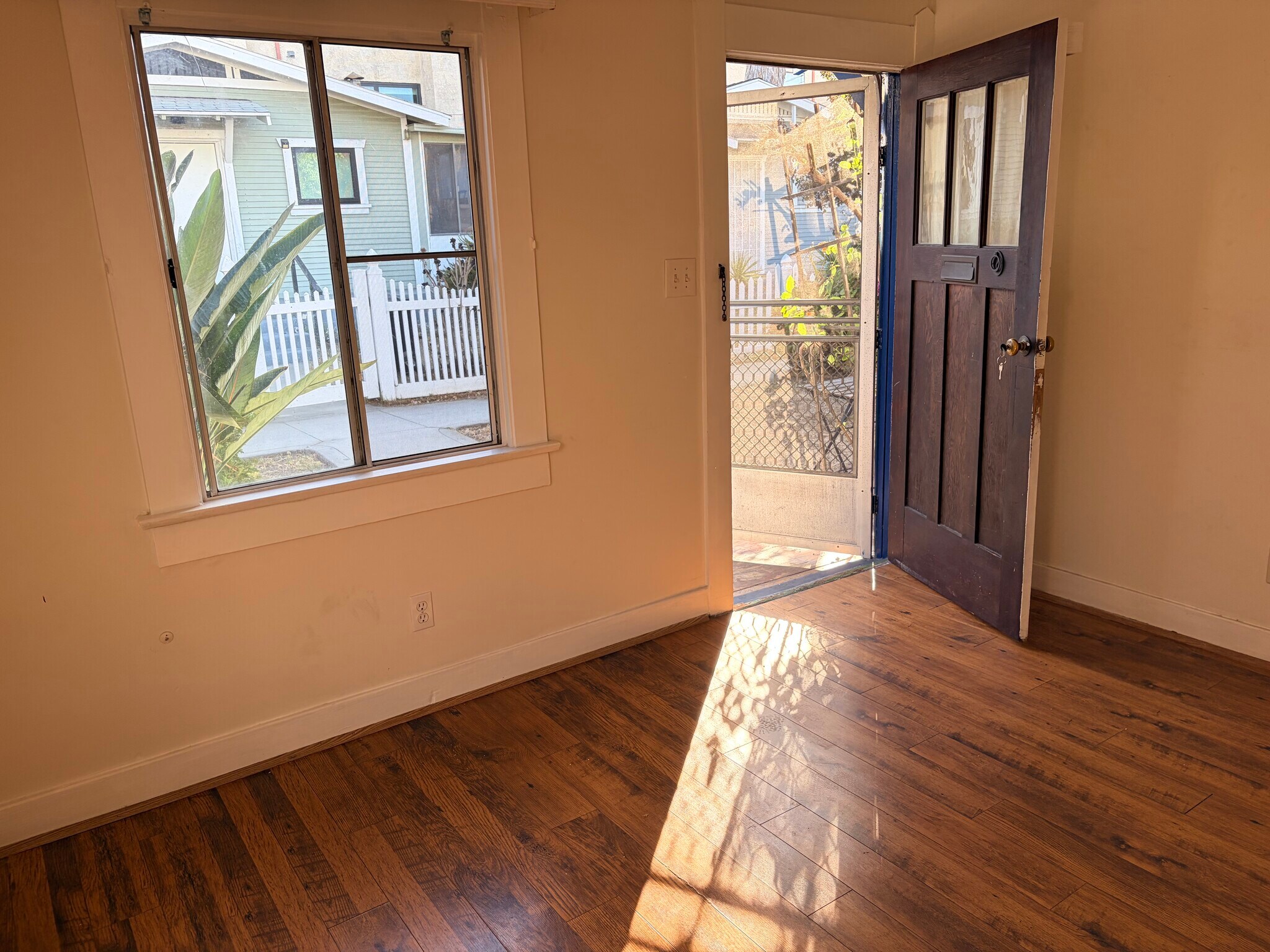 Building Photo - 608 E Angeleno Ave