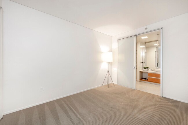 Building Photo - FANTASTIC 1 Bedroom at Veer Towers.