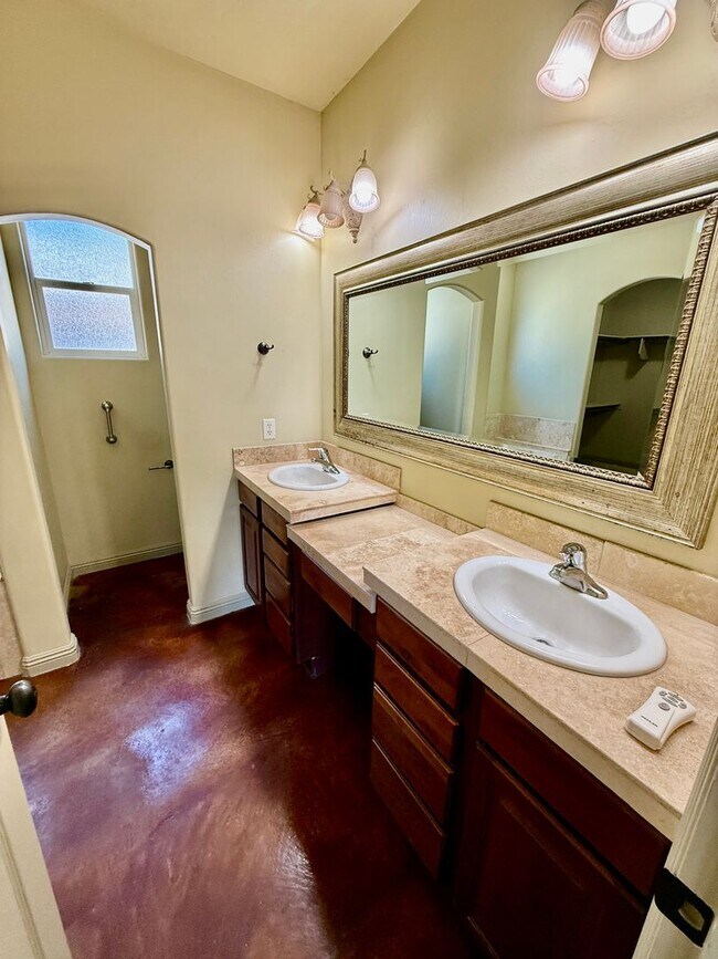 Building Photo - VIEWS in Toquerville Four Bedroom