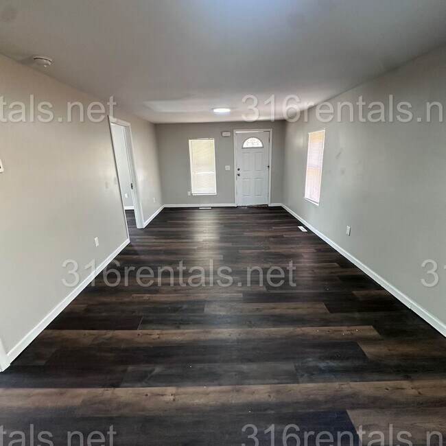 Building Photo - 1844 S Hiram Ave