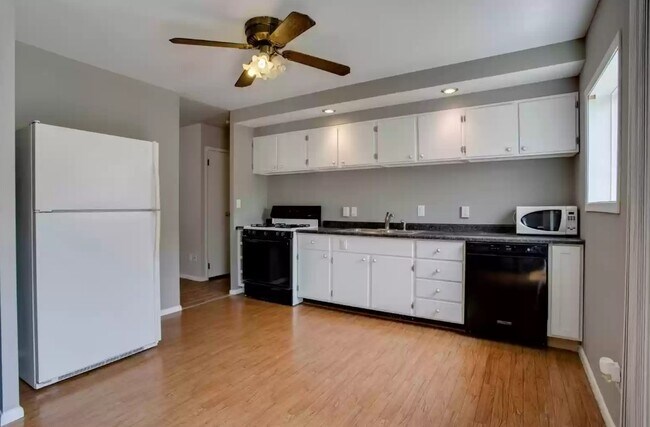 Building Photo - 2503 W Kirby Ave