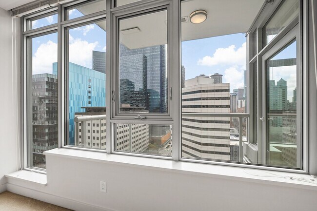 Building Photo - Stellar Denny Triangle Luxury Condo