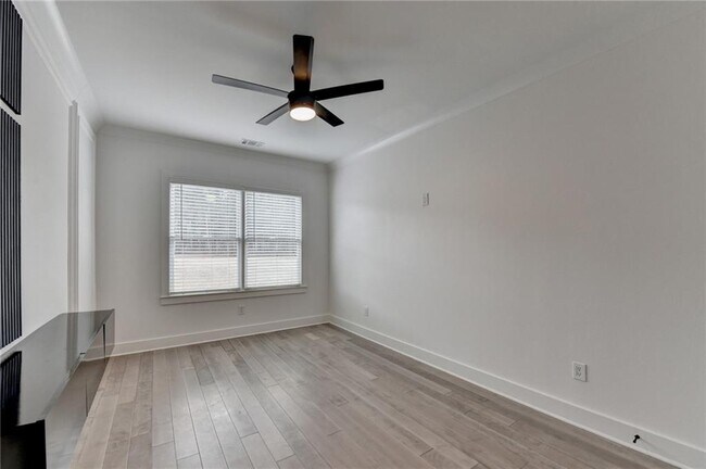 Building Photo - 960 Nours Cir SE