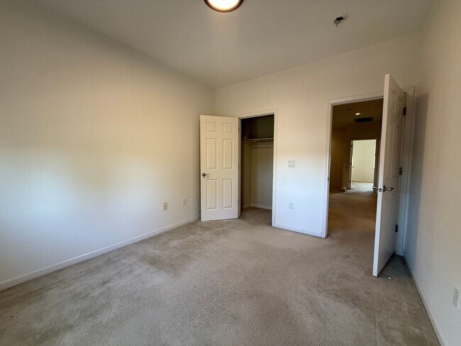 Building Photo - Beautiful and Modern 3 Bedroom 2.5 Bath Townhome in Montecito Vista Area
