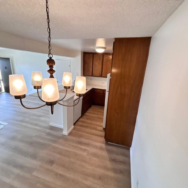 Building Photo - LIGHT & BRIGHT UPGRADED, 2 BEDROOM CONDO, ...