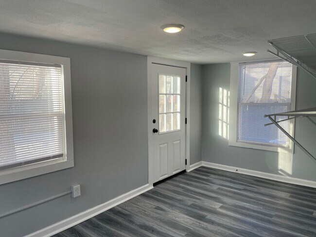 Building Photo - 627 Hawley Ave