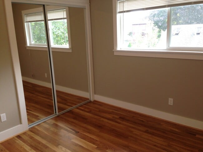 Building Photo - Upper 2 bed on Belmont! Hardwood floors, granite counters, tile in shower! All dogs welcome!