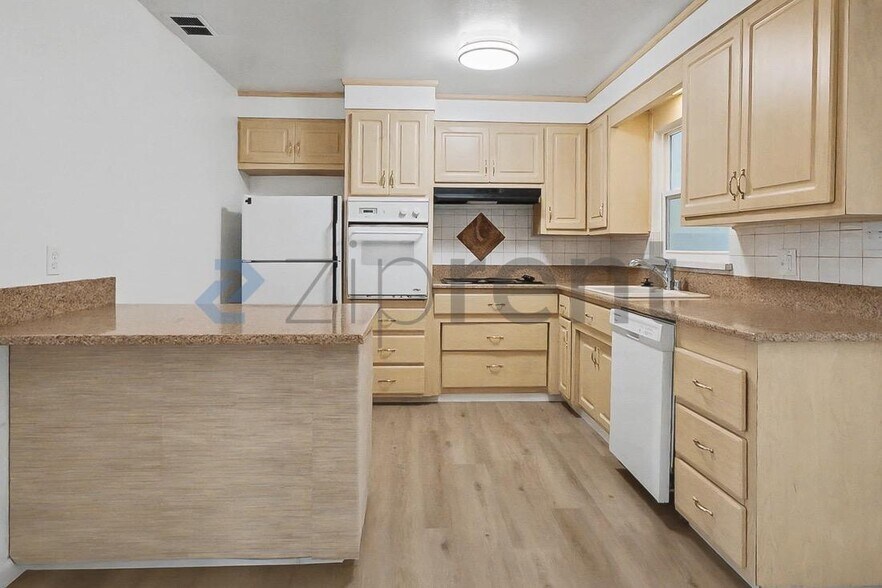 Building Photo - 1644 Bowling Green Dr