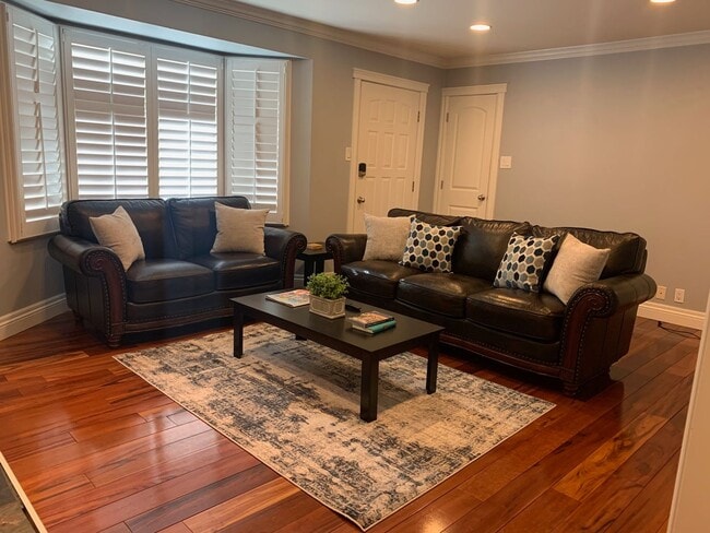 Building Photo - STUNNING 4 bd. 2 bath Executive Sunnyside ...