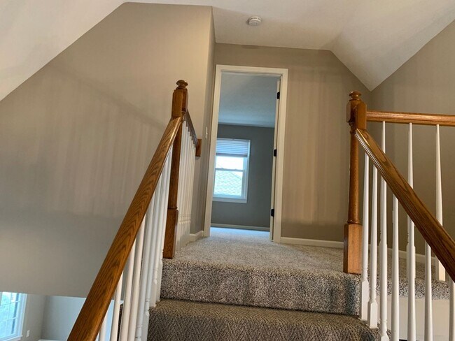Building Photo - Large 4 Bedroom/3 Bath Home in Lee's Summit
