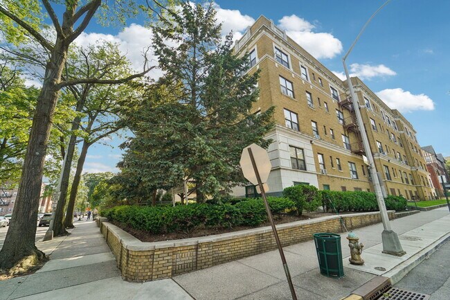 Interior Photo - PEEK Arlington Grove, LLC - 61 N Arlington Ave