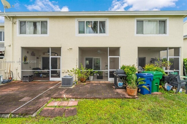 Building Photo - 9925 NW 57th Manor