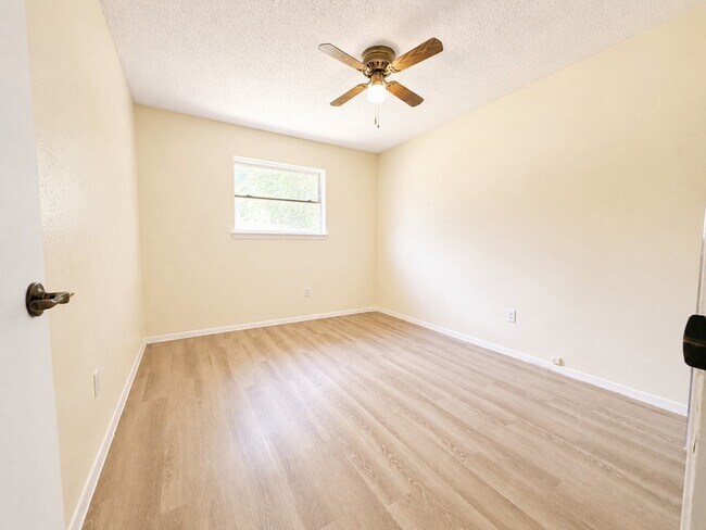 Building Photo - 2025 Meadow Glen
