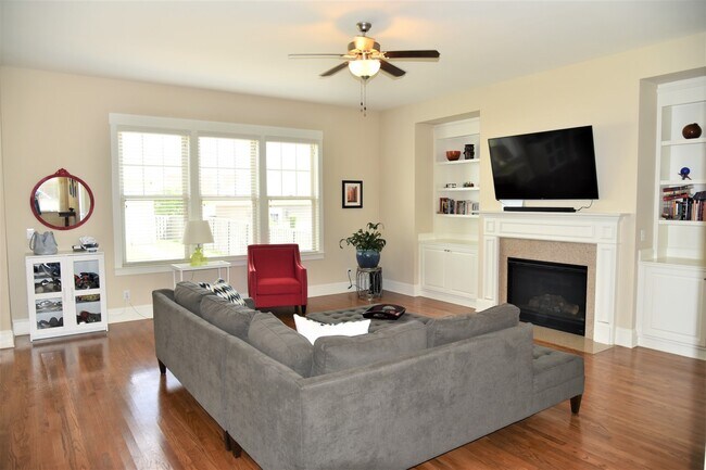 Building Photo - Beautiful, Spacious 4 bedroom 3 bath home ...