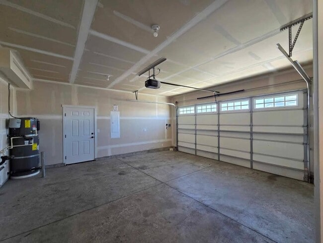 Building Photo - Stunning 3 Bedroom Home In Quincy!