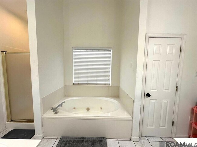 Building Photo - 10630 Hilltree Dr