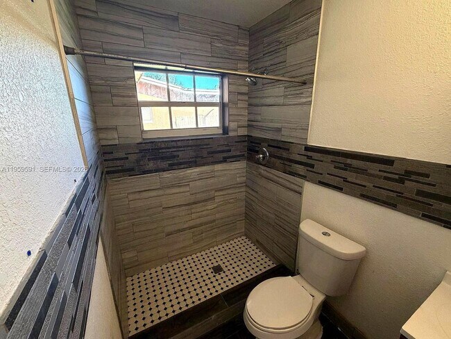 Building Photo - 14407 NE 5th Ave