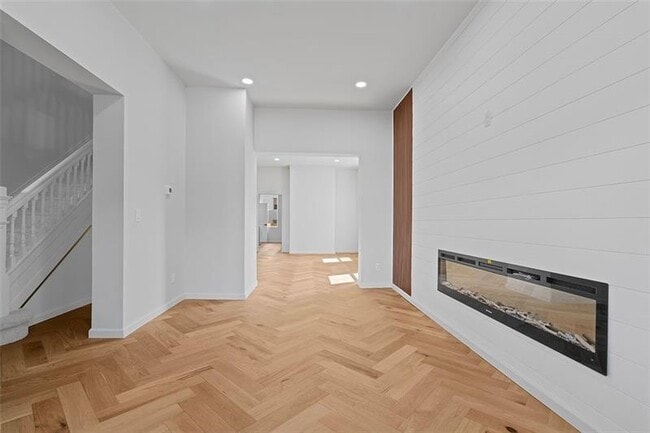 Building Photo - 295 38th St