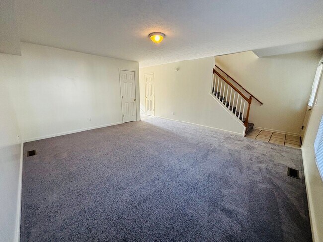 Building Photo - 2 Bedroom, 2.5 Bath Townhouse