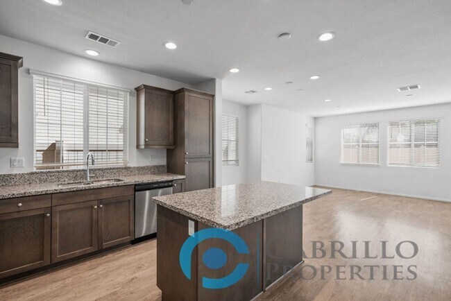 Building Photo - Spacious 3 bedroom Home w/2 car Garage in ...