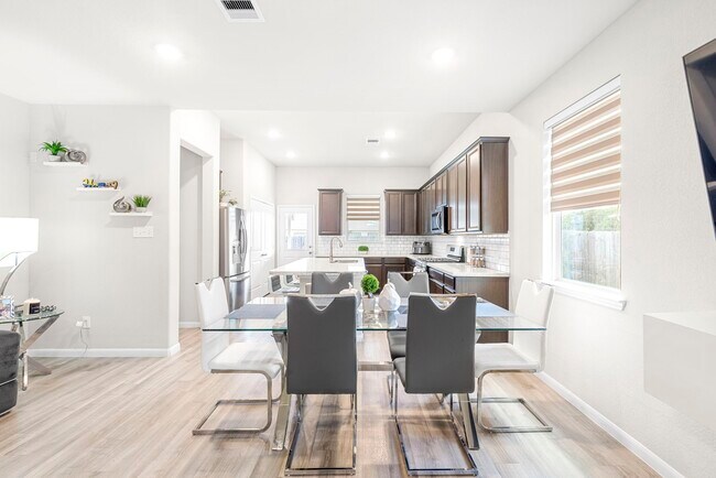 Building Photo - 5006 Sunway Dr