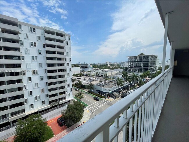 Building Photo - 1300 Lincoln Rd