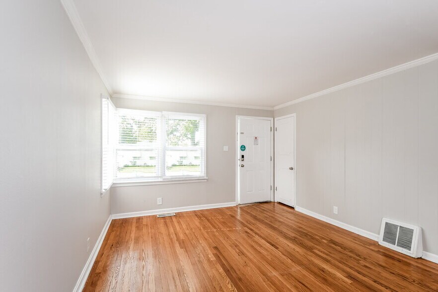 Building Photo - 1123 Roxton Dr