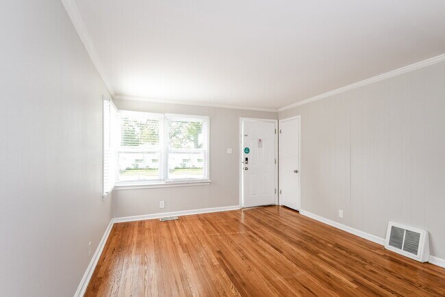 Building Photo - 1123 Roxton Dr