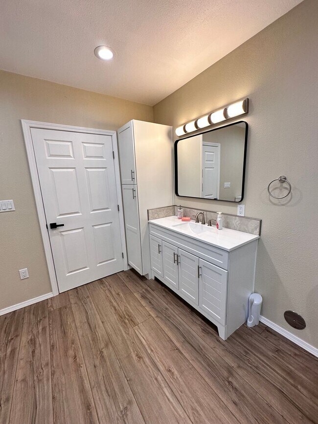 Building Photo - Coming Soon! 1 Bedroom 1 Bathroom with Ref...