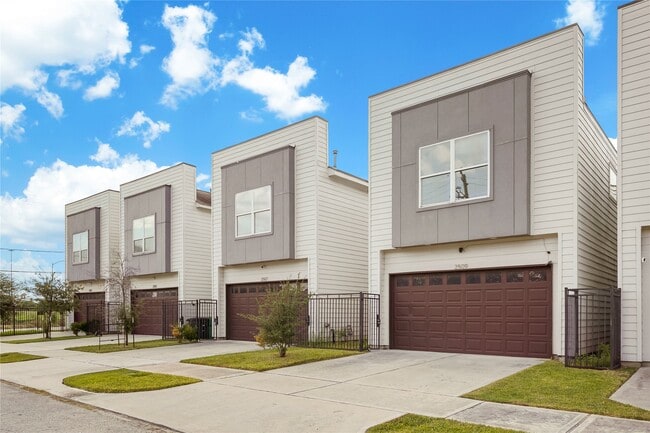 Building Photo - 2509 Des Chaumes St