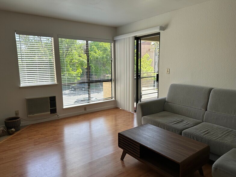 Building Photo - 39206 Guardino Dr